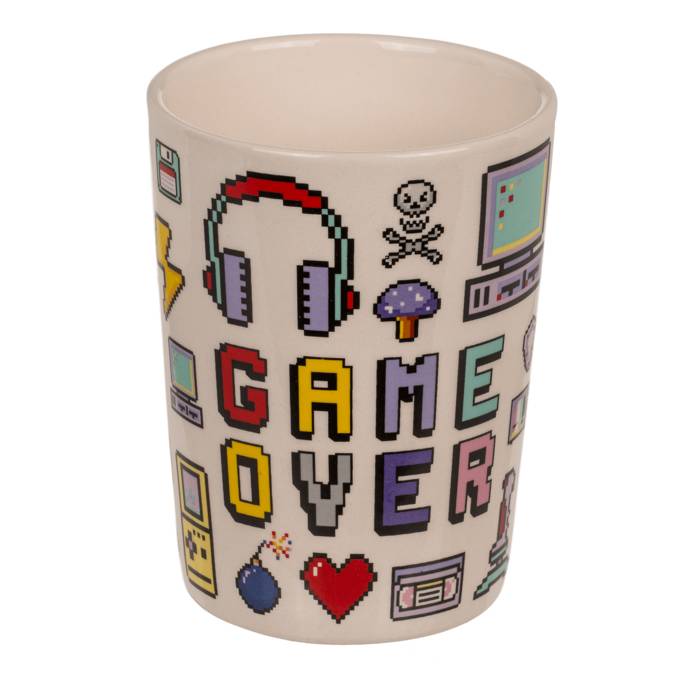 Ein Becher mit Pixel-Art von Gaming-Symbolen und dem Schriftzug „GAME OVER