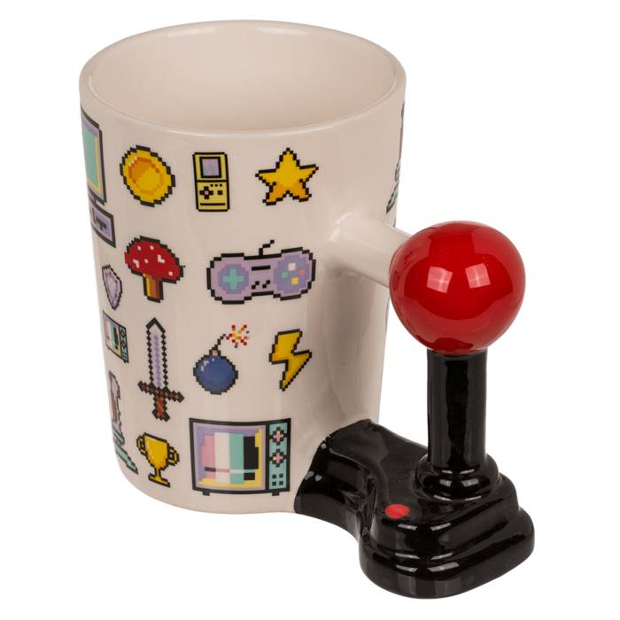 Eine Tasse, die mit bunten Pixel-Art-Symbolen wie einem Pilz, einem Stern und einer Trophäe verziert ist. Der Griff hat die Form eines roten Joysticks.