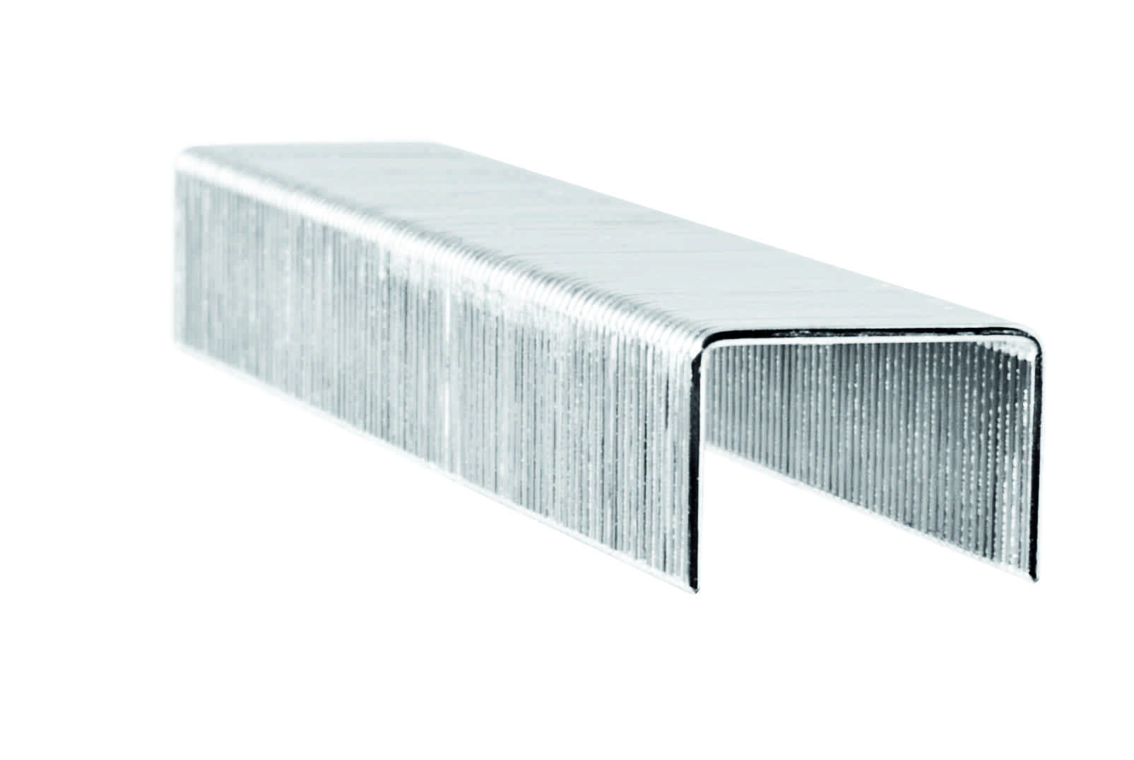 Eine Nahaufnahme einer einzelnen Metallklammer, die ihre U-Form und glänzende, gerillte Oberfläche hervorhebt, die typischerweise zum Heften von Papieren verwendet wird.