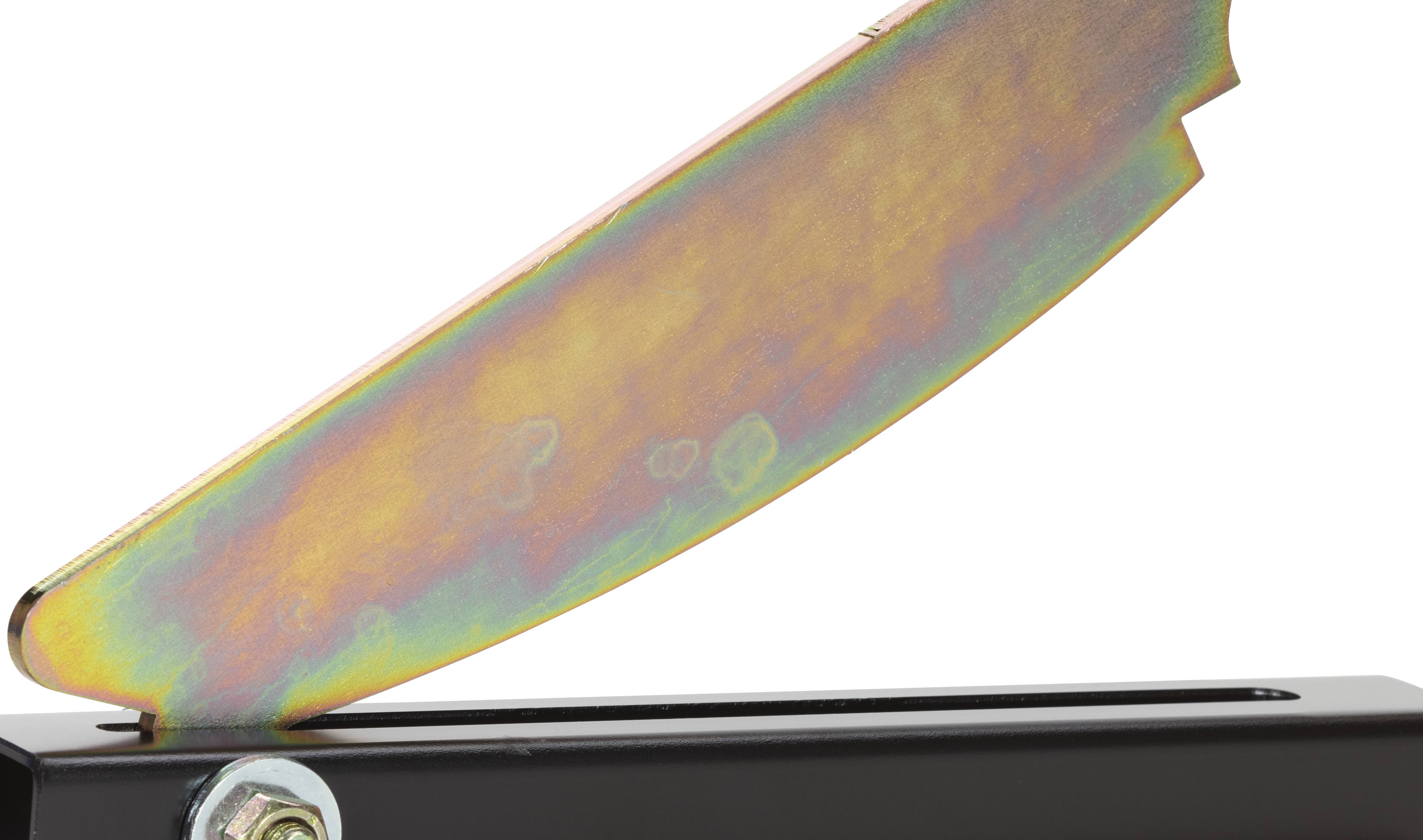 Eine Nahaufnahme einer Rasierklinge mit schwarzem Griff, die ein glänzendes, mehrfarbiges metallisches Finish auf der Klinge zeigt.