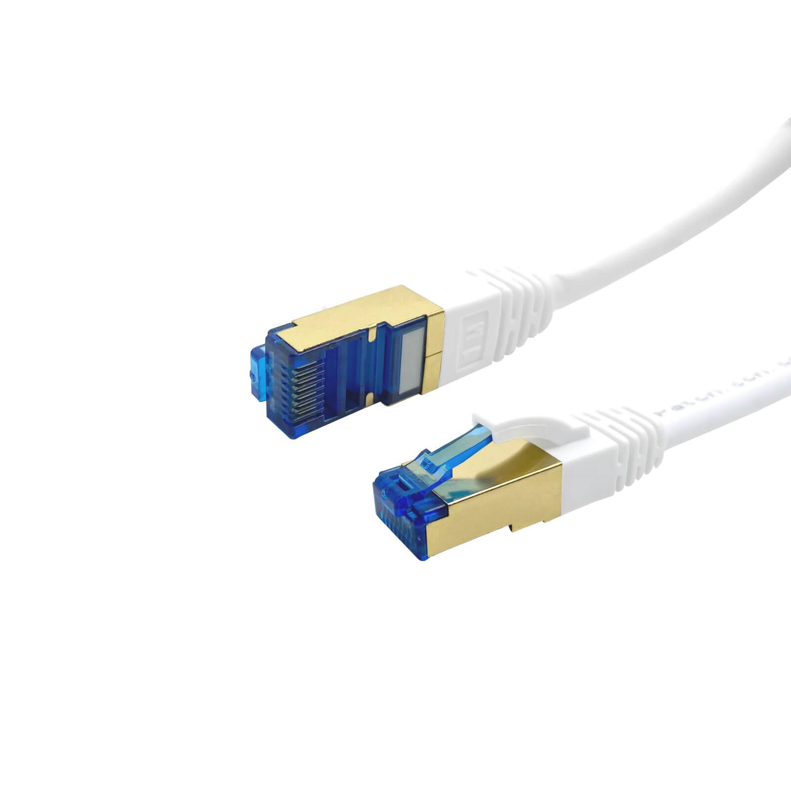 Ein Ethernet-Kabel mit vergoldeten Steckverbindern, das für Internetverbindungen verwendet wird, ist vor einem schlichten weißen Hintergrund dargestellt.