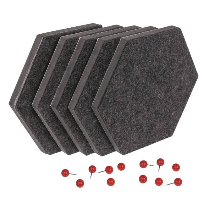 Stapel aus fünf schwarzen sechseckigen Filzbrettern und mehreren losen roten Stecknadeln auf weißem Hintergrund.