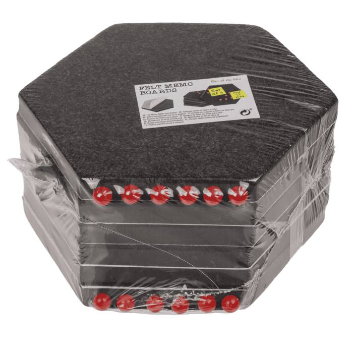 Stapel schwarzer sechseckiger Filzmerkbretter in Kunststoff verpackt, mit roten Stecknadeln im Lieferumfang enthalten. Etikett in der oberen Ecke.
