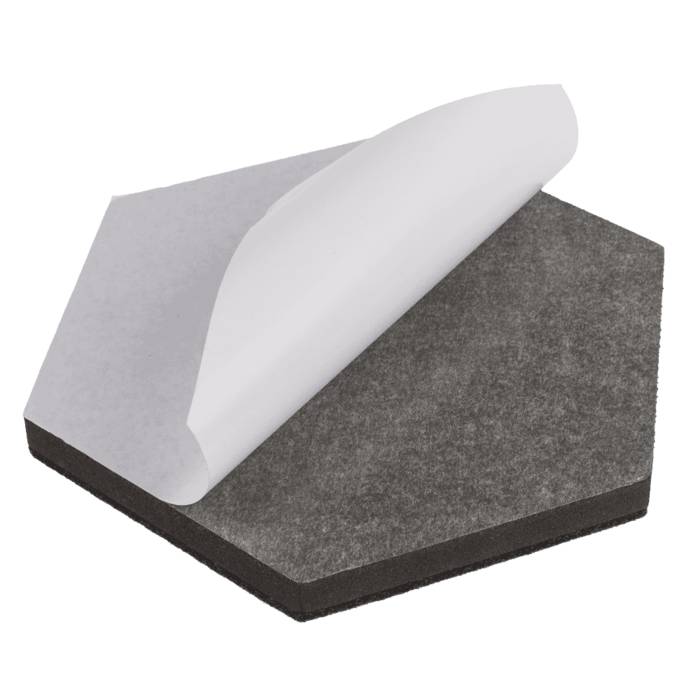 Ein sechseckiges Klebefilterkissen mit einer zurückgeschlagenen Ecke, die eine klebrige Oberfläche offenbart.