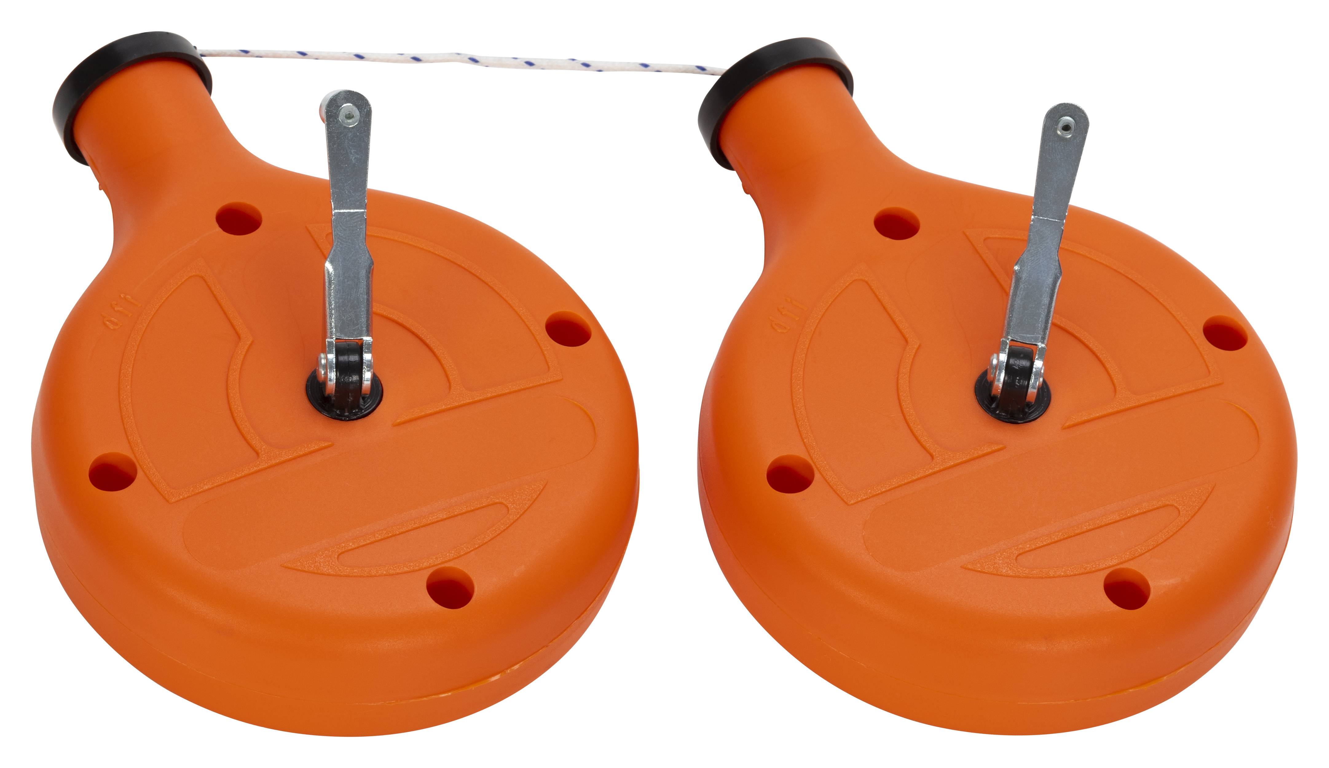 Zwei orangefarbene Gartenwerkzeug-Komponenten mit silbernen Metallclips, die zum Verbinden oder Reparieren von Schnur verwendet werden, auf weißem Hintergrund.