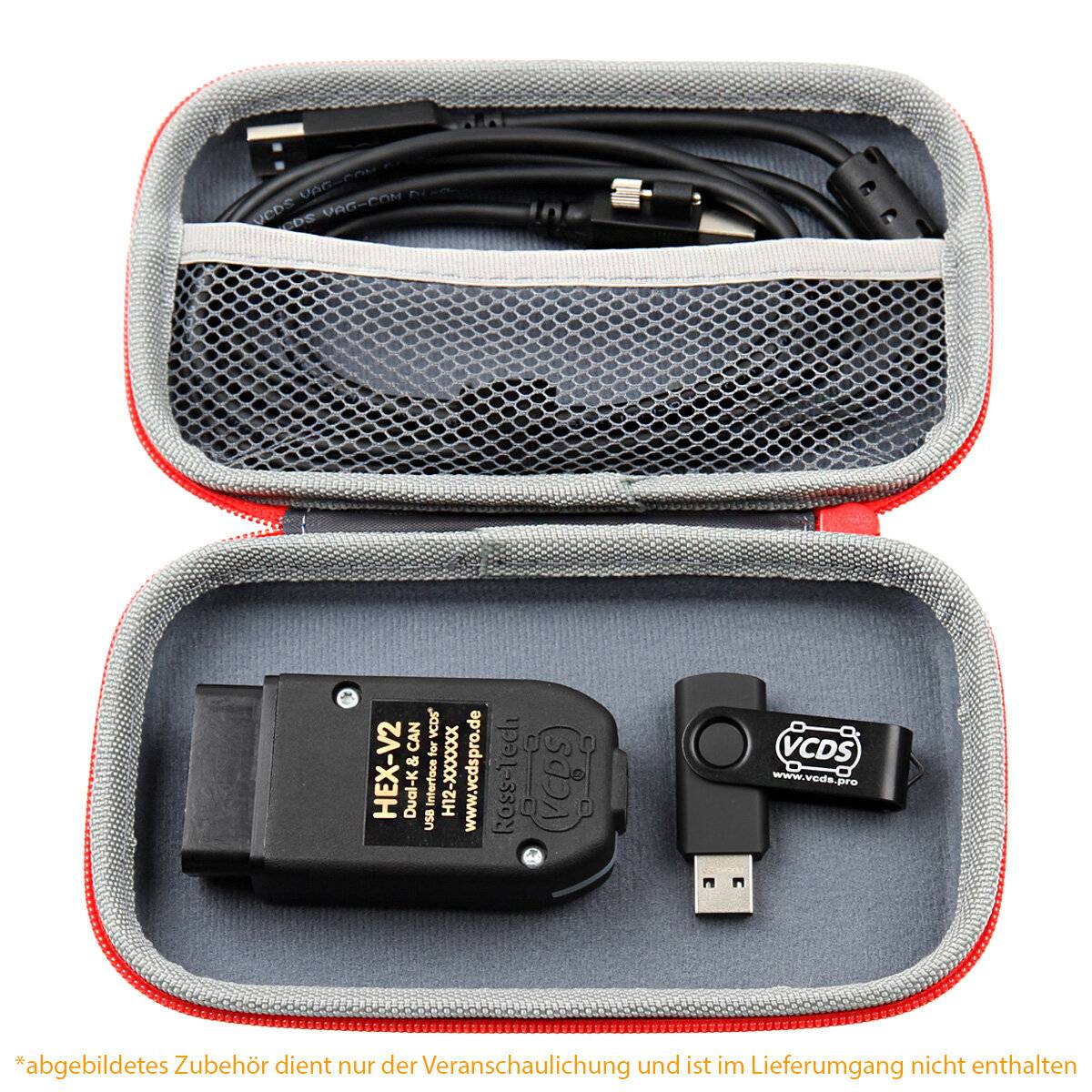 „Eine schwarze HEX-V2-Schnittstelle und ein VCDS-USB-Stick in einem offenen Reißverschlusskoffer mit Netztasche für Kabel. Der Text auf Deutsch weist darauf hin, dass die gezeigten Artikel nicht im Lieferumfang enthalten sind.