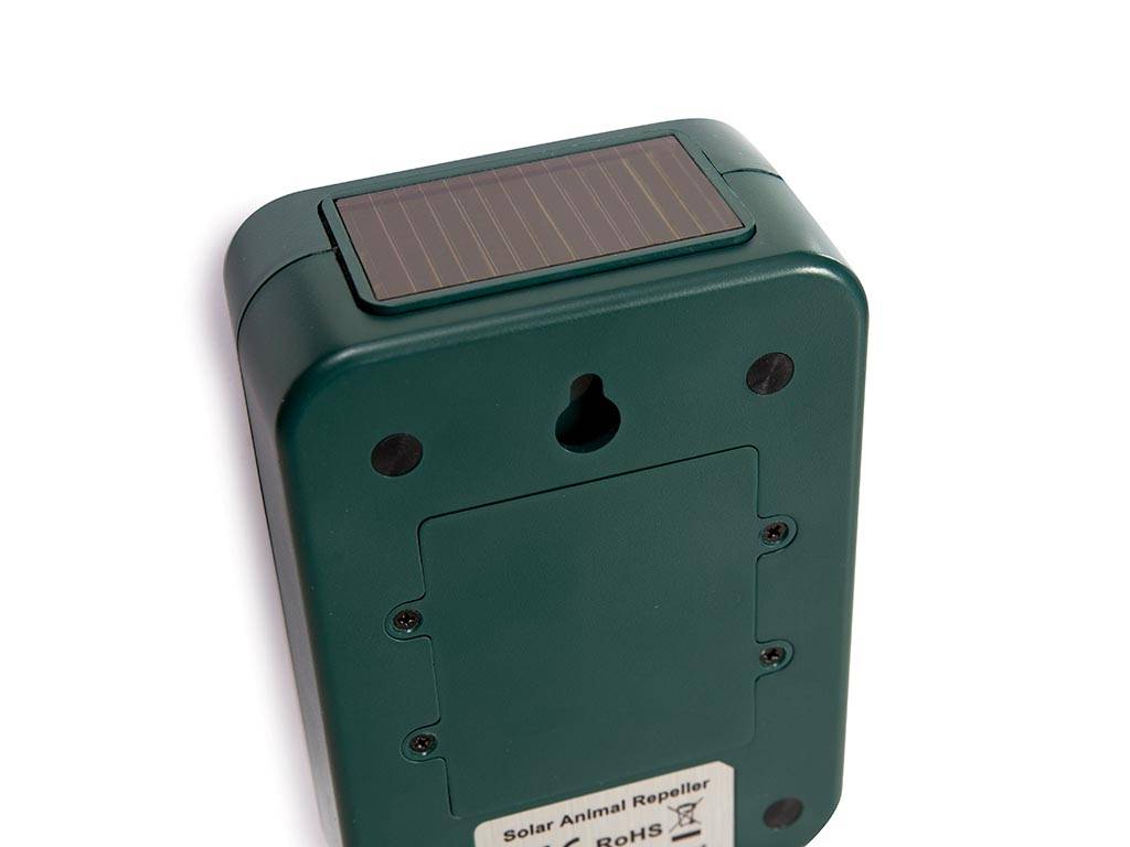 Ein grünes, rechteckiges, solar-betriebenes Gerät mit einer Solarpaneel auf der Oberseite, das dazu konzipiert ist, Tiere abzuschrecken. Das Etikett trägt die Aufschrift „Solar-Tierabwehr