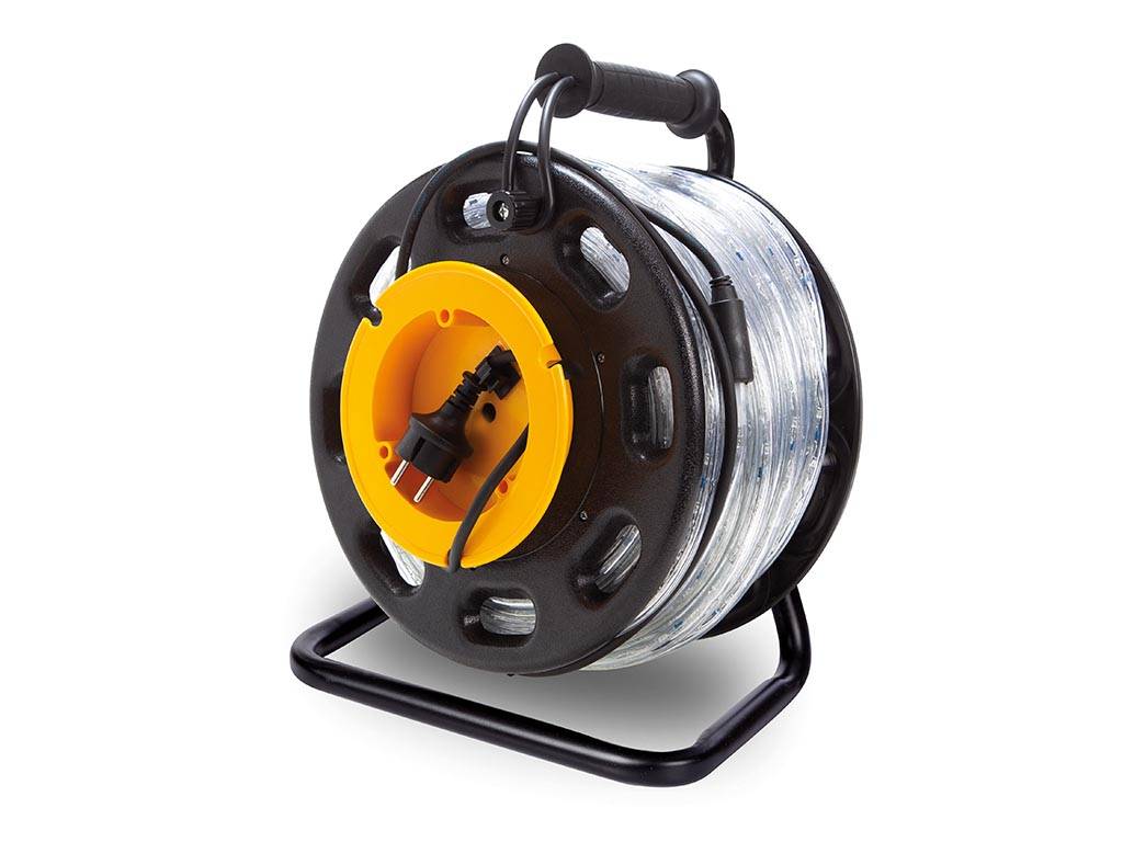 Eine aufgerollte Verlängerungsschnur auf einer Spule mit Griff und Ständer. Das Kabel ist transparent und zeigt die Drähte, und ein Stromstecker ist in der Mitte sichtbar.