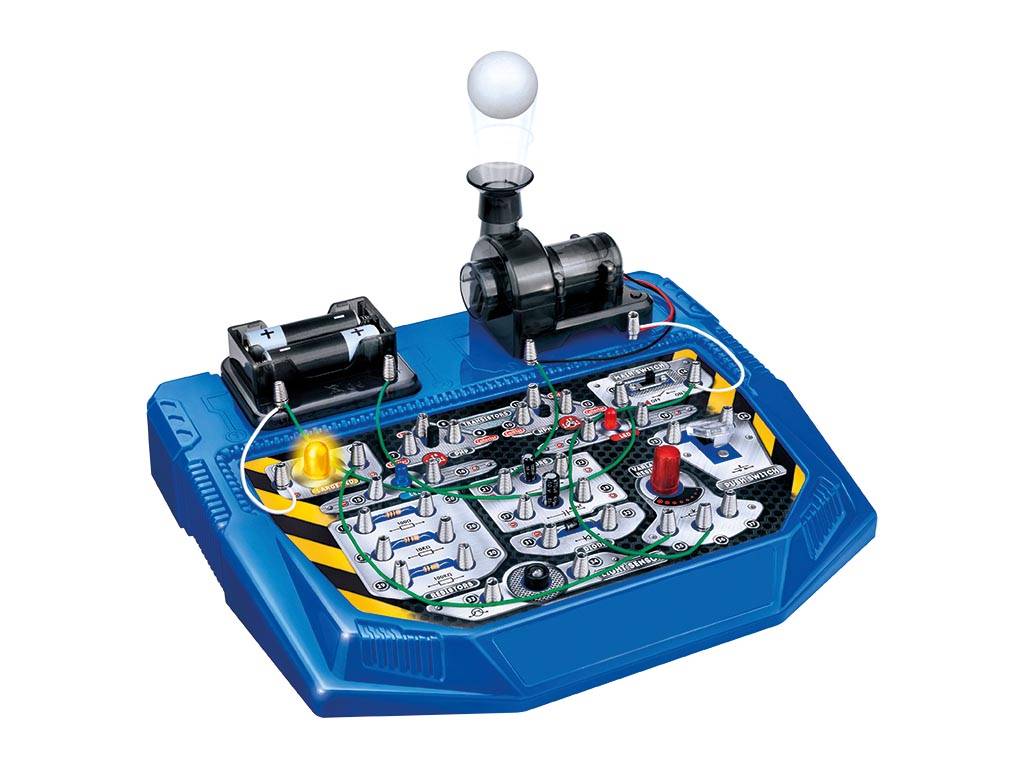 Ein blaues elektronisches Schaltplatinen-Spielzeug mit verschiedenen Drähten, Schaltern, einer Glühbirne und Batteriefächern, das zu Bildungszwecken verwendet wird.