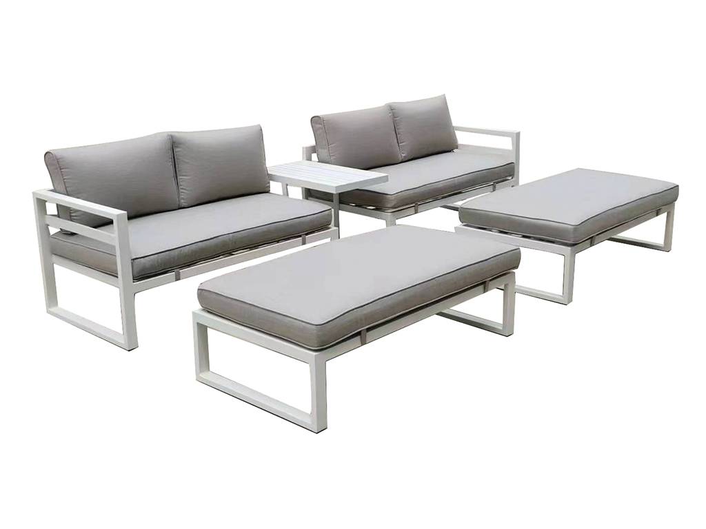 Ein modernes Outdoor-Patioset mit zwei gepolsterten Stühlen, einem Sofa, einem Tisch und einem Fußhocker in einem minimalistischen Weiß- und Grauschema.