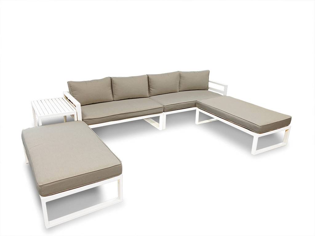 L-förmiges Outdoor-Sectional-Sofa-Set mit beigen Kissen, weißen Metallrahmen und passendem Hocker auf weißem Hintergrund.
