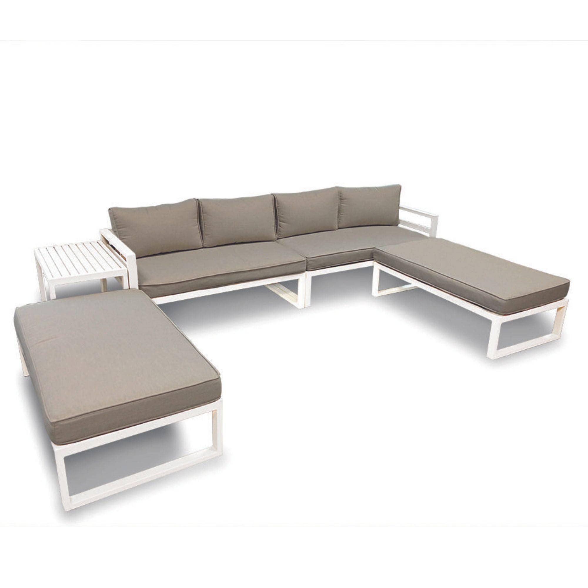 Ein graues Outdoor-Sectional-Sofaset mit weißen Metallrahmen, bestehend aus drei separaten Sitzelementen und einem kleinen Beistelltisch.