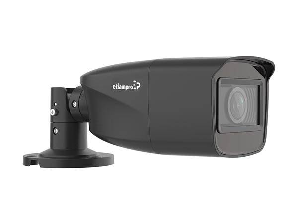 Eine schwarze Sicherheitskamera mit zylindrischem Design, montiert auf einer Halterung zur Wandinstallation.