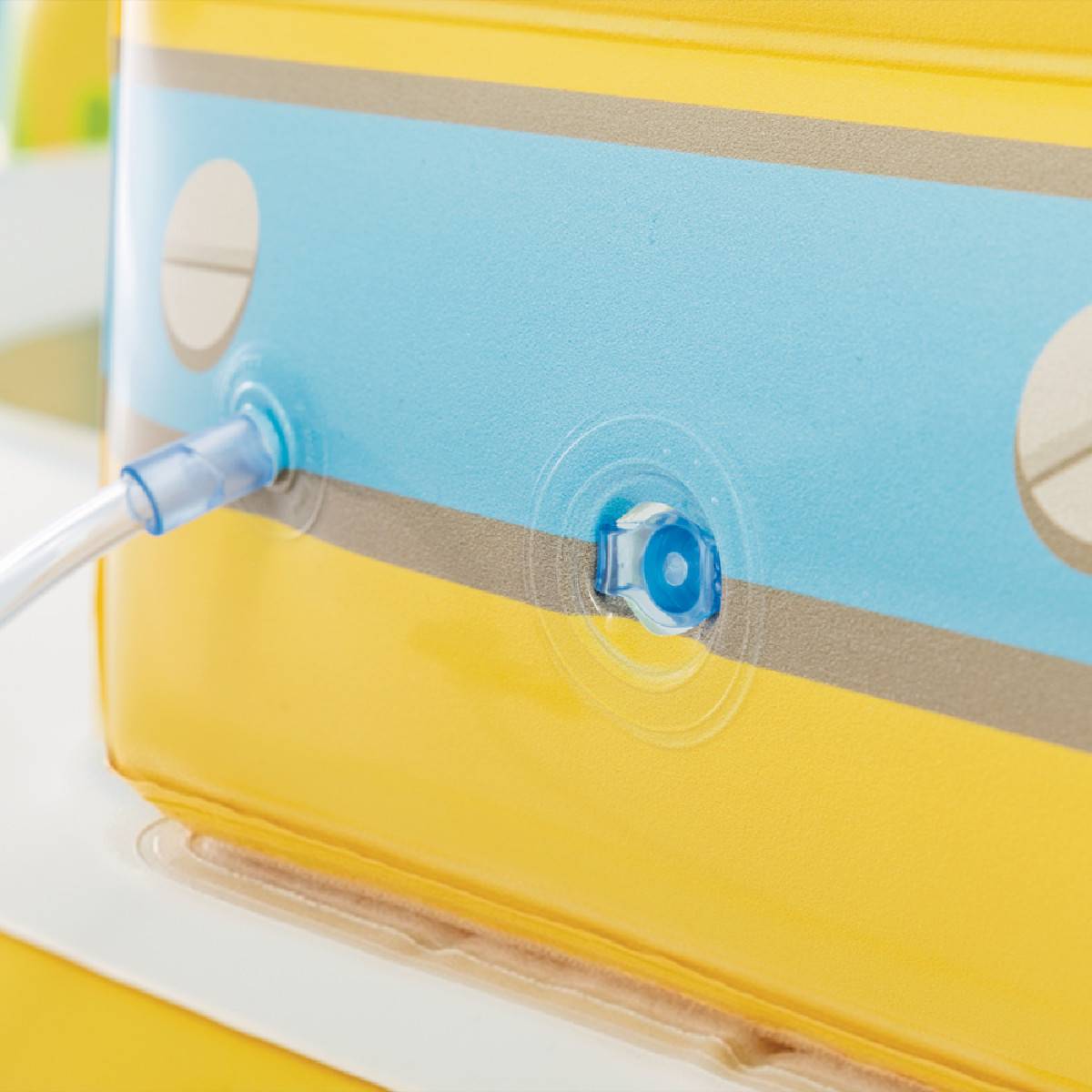 Nahaufnahme der Ausgabedüse und des Auslaufs eines Wasserkühlers mit blau-gelbem Design. Ein transparenter Kunststoffschlauch ist an der Düse angebracht.
