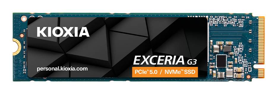 Eine Anzeige für eine Exceria PCIe 5.0/NVMe SSD mit einem geometrischen schwarzen Hintergrund und dem Produktnamen sowie Spezifikationen in weißem und orangefarbigem Text.