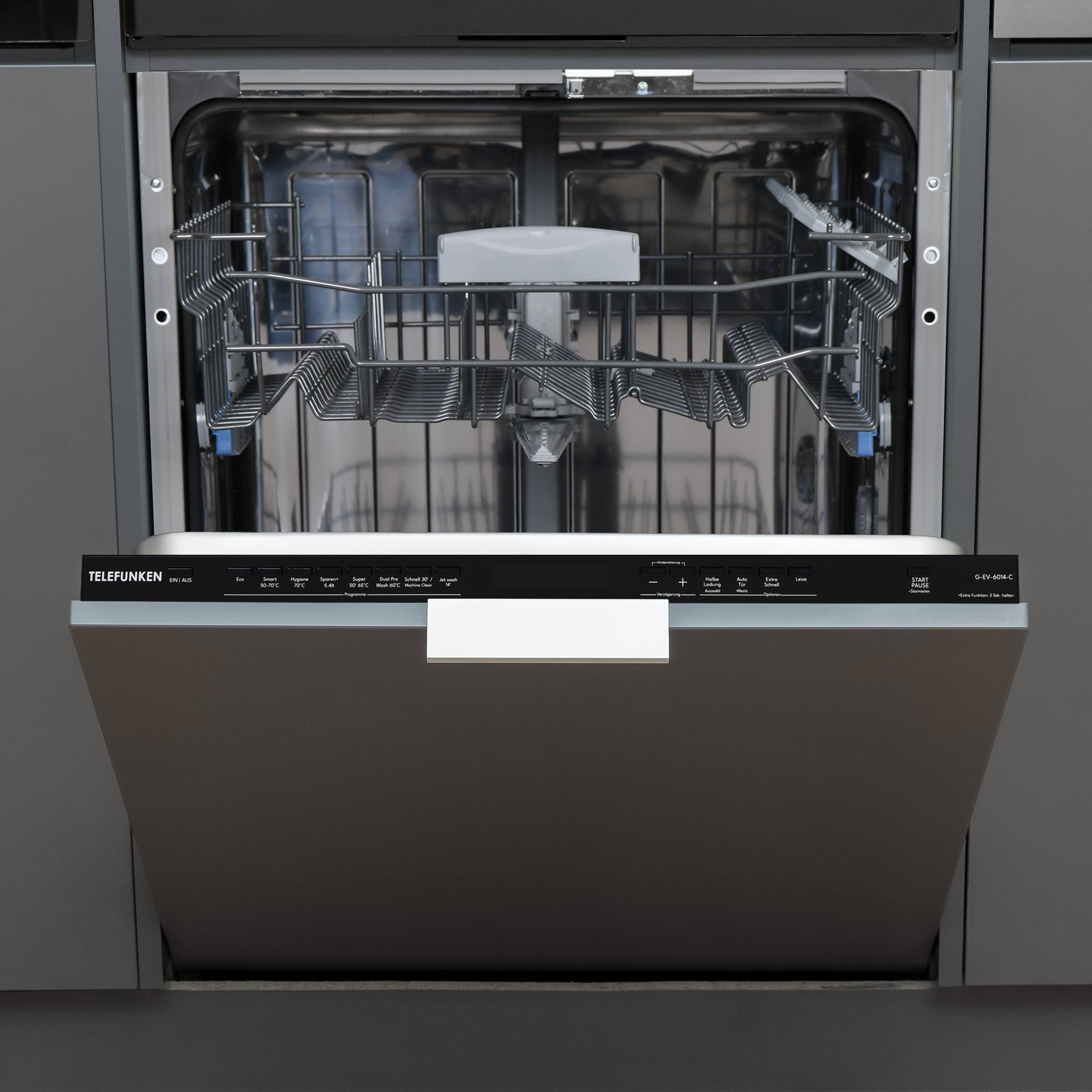 Geschirrspüler mit teilweise geöffneter Tür, leeres oberes Gestell und Bedienfeld mit mehreren Einstellungen, in eine Schrankeinheit integriert.