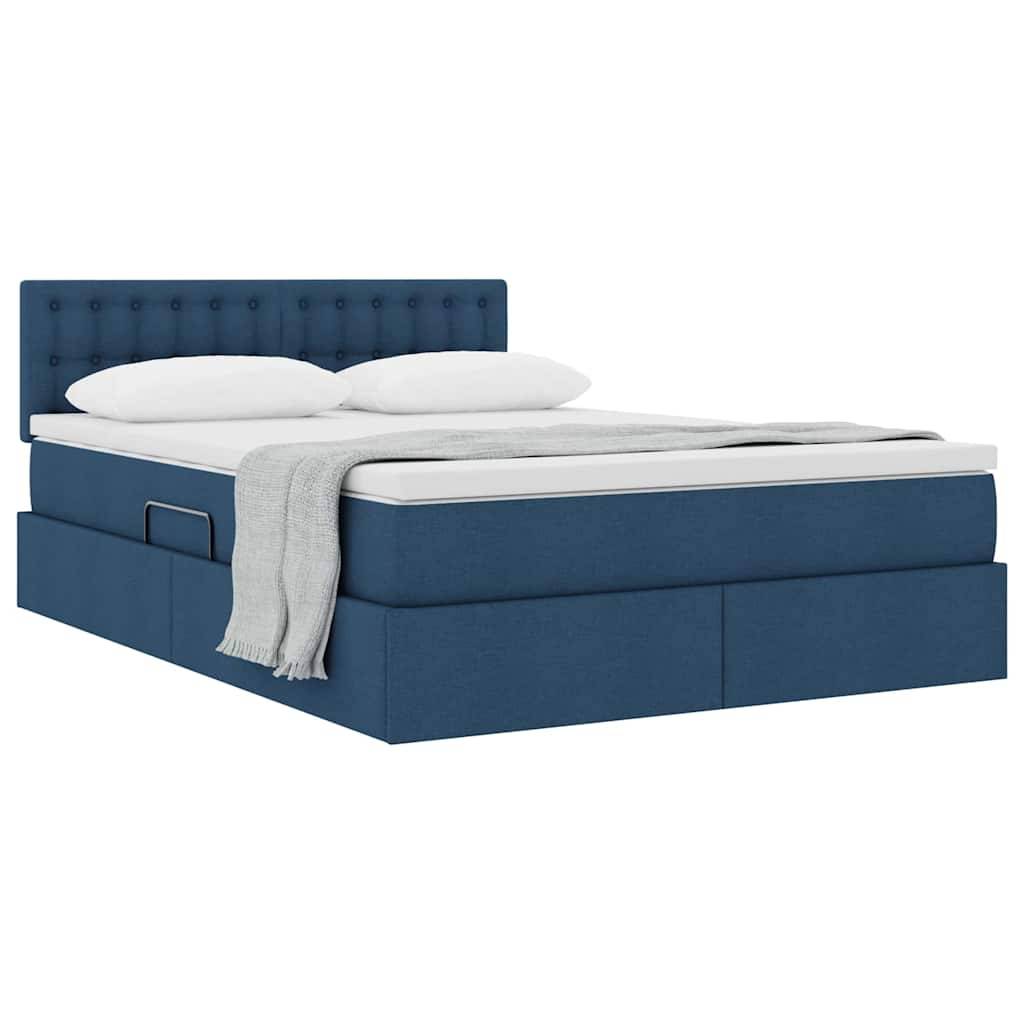 Ein blau gepolstertes Bett mit gestepptem Kopfteil, sorgfältig gemacht mit weißer Bettwäsche und einer gefalteten grauen Decke.