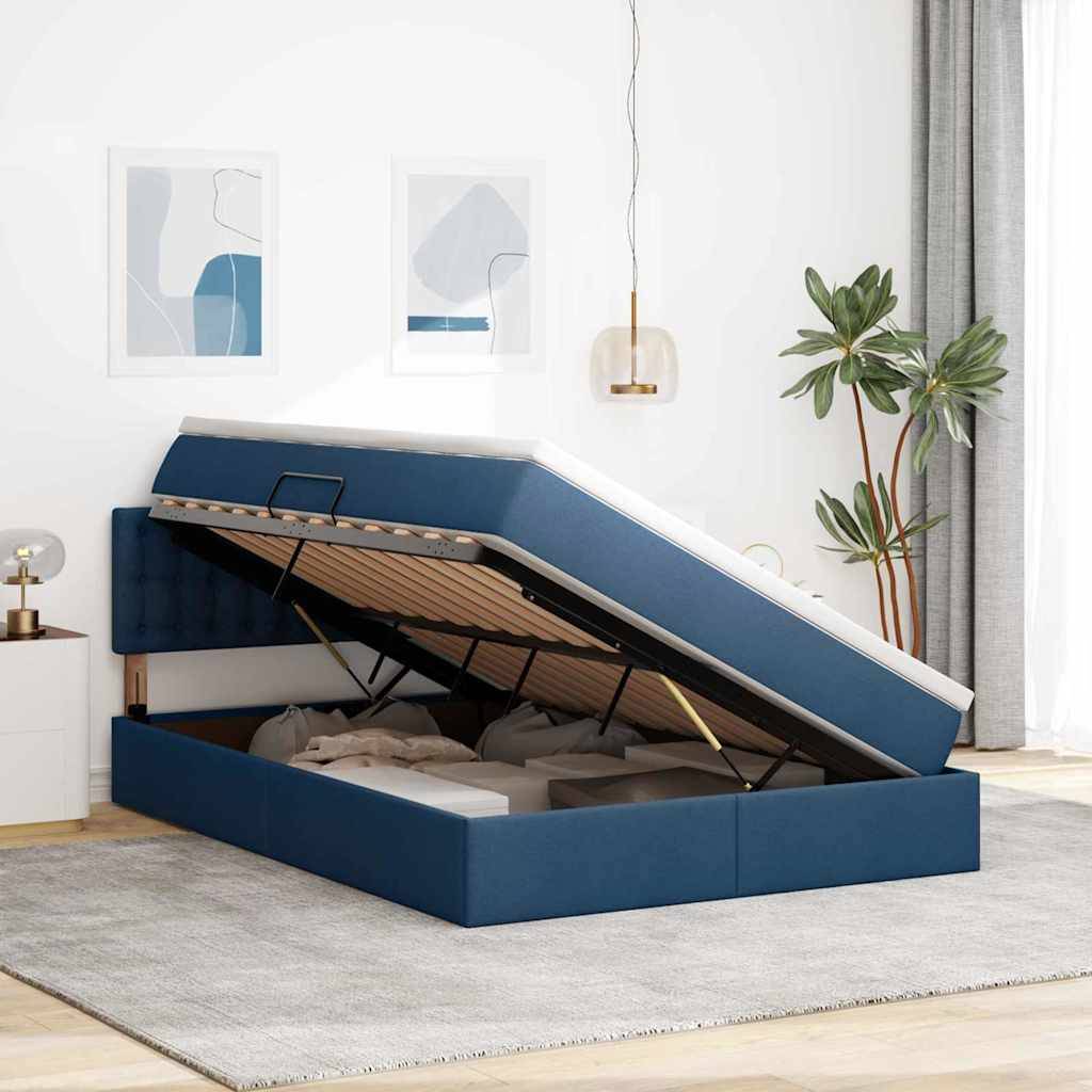 Ein blau gepolstertes Bett mit einem Hebbmechanismus offenbart darunter Stauraum. Der Raum ist mit moderner Einrichtung und einer Topfpflanze ausgestattet.