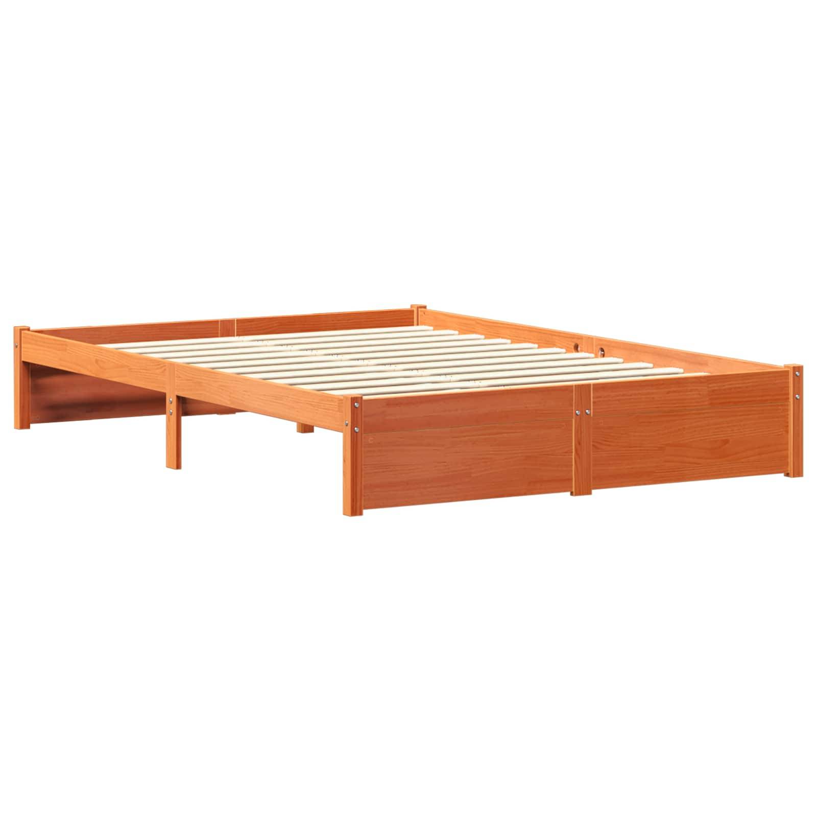 Ein Holzbettrahmen mit einfachem Design, mit hellem Braunton und Latten zur Matratzenstütze, aus einem niedrigen Winkel betrachtet.