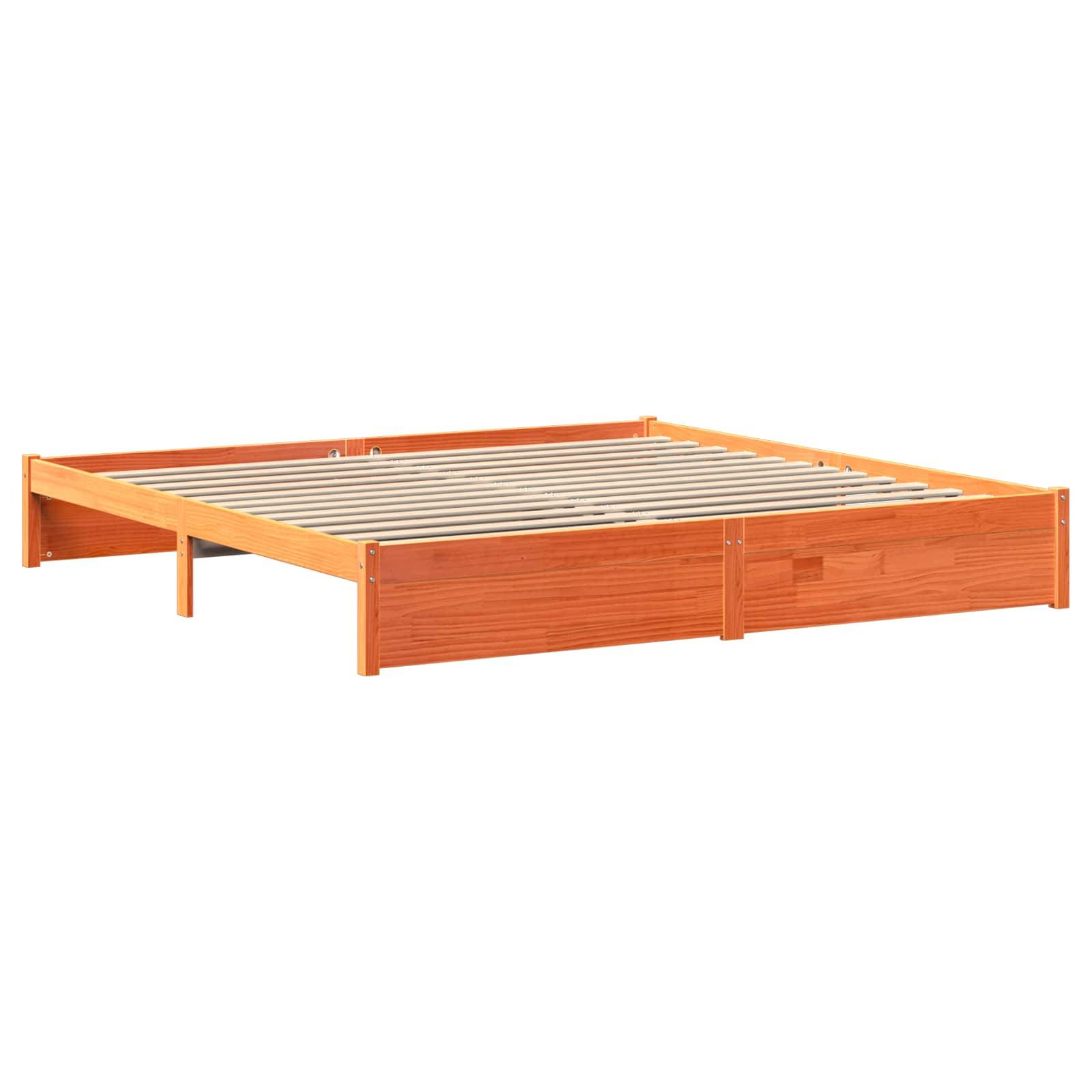 Ein Holzbettrahmen mit Plattformbasis und Lamellenboden, auf weißem Hintergrund dargestellt, ohne Matratze oder Bettwäsche.