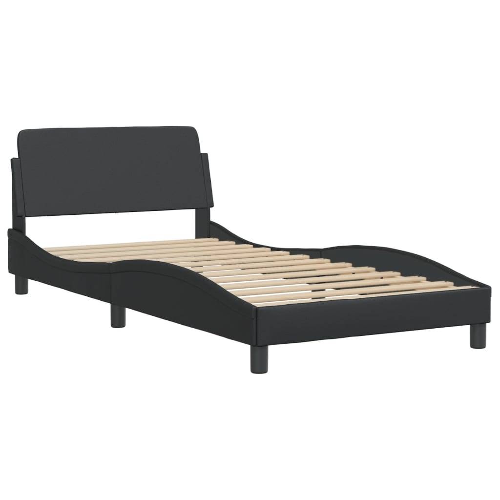 Ein schwarzes Plattformbett mit Kopfteil und Holzlatten, aus einer Seitenansicht gezeigt, das sein robustes, minimalistisches Design hervorhebt.