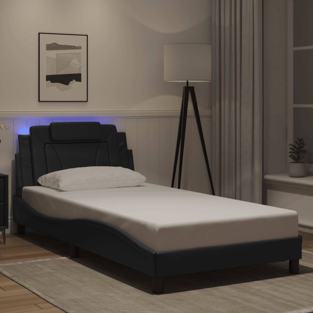 Ein minimalistisches Schlafzimmer verfügt über ein einzelnes modernes Bett mit schwarzem Rahmen, ein weißes Kissen, eine elegante Stehleuchte und ein abstraktes Wandkunstwerk.