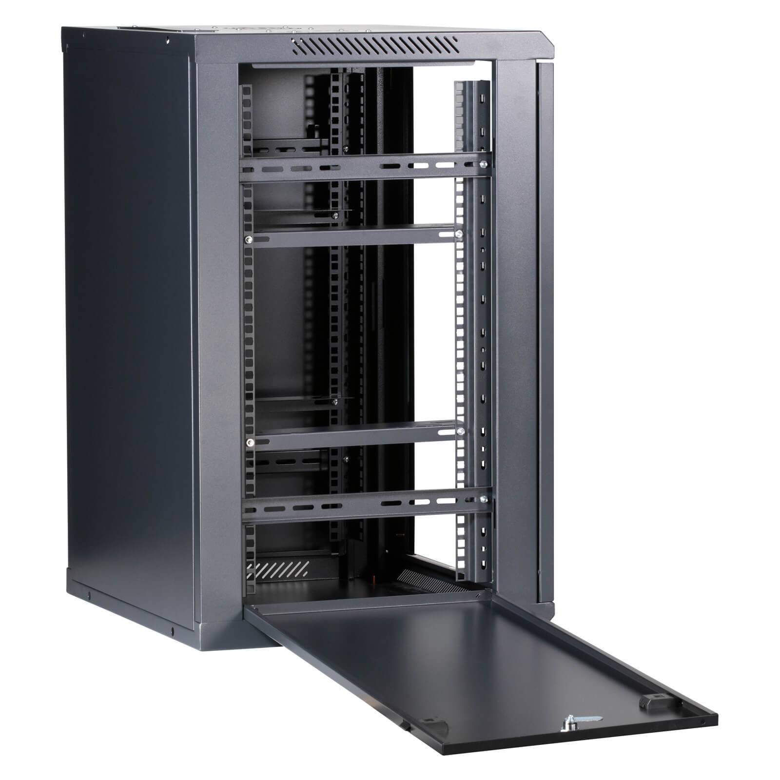Ein offenes, leeres schwarzes Serverregal oder -schrank mit einem angelenkten Frontpaneel, das offen liegt und die inneren Montageschienen und Regale zeigt.