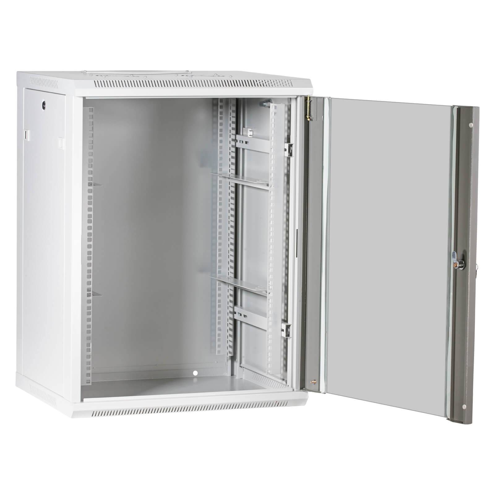 Ein offener, leerer Metall-Wandschrank für Netzwerke mit Schwenktür und Schienensystem im Inneren, entwickelt zur Unterbringung von Netzwerkgeräten.
