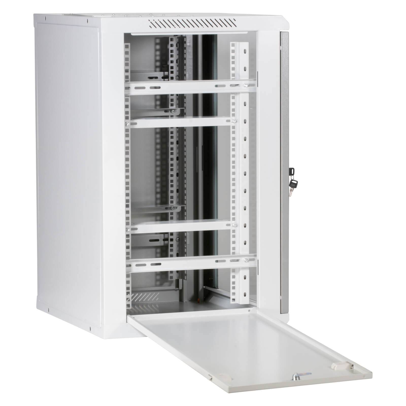 Ein weißer Server-Rack-Schrank mit offener Tür, der verstellbare Metallregale im Inneren zeigt.