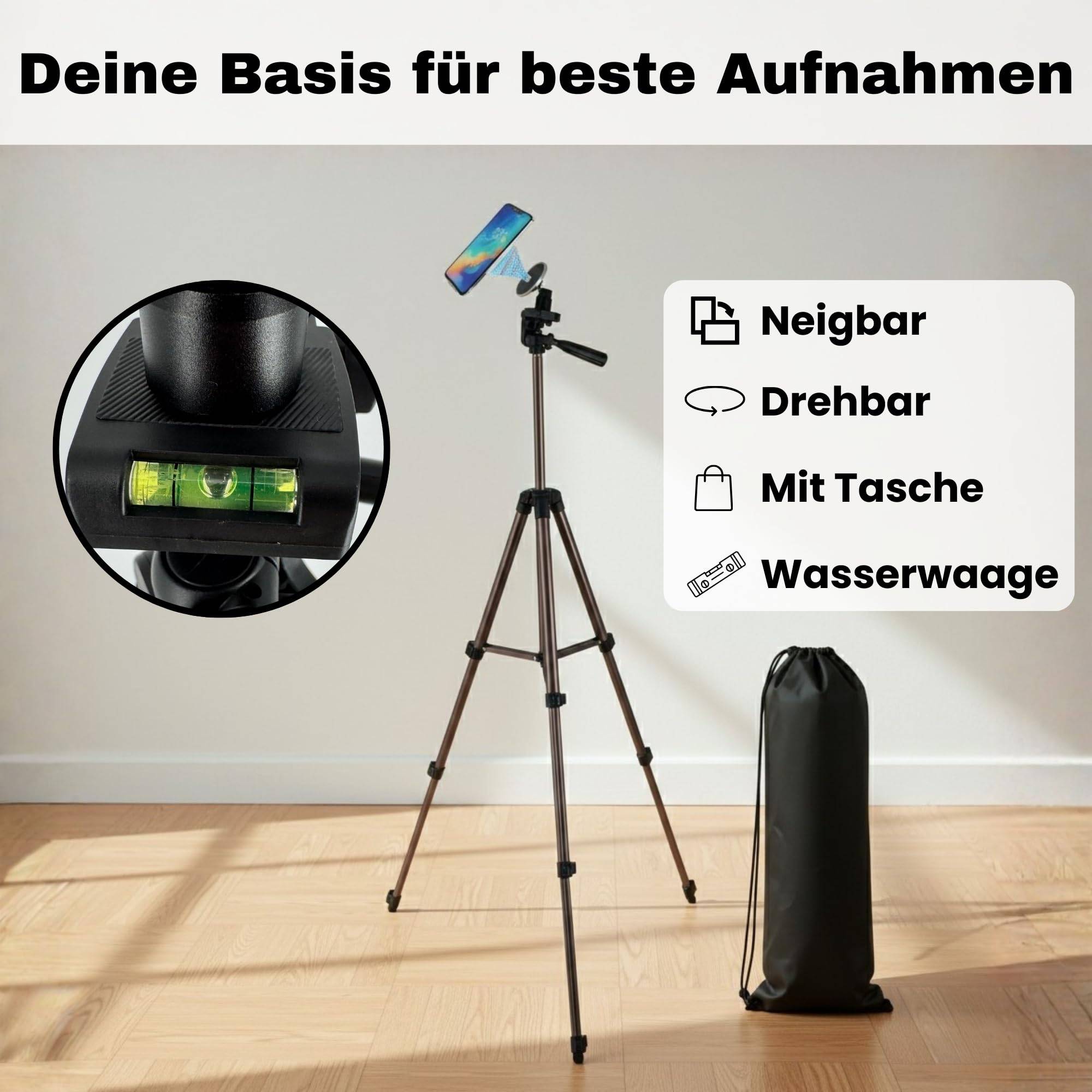 Ein Stativ mit einem montierten Smartphone und Funktionen wie Wasserwaage, drehbarem Kopf und Tragetasche ist auf einem Holzboden zu sehen. Der deutsche Text lautet „Deine Basis für beste Aufnahmen