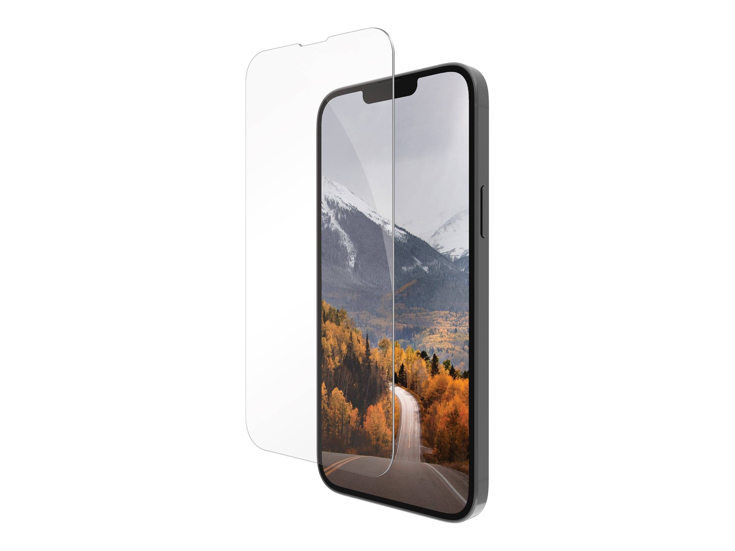 Ein Smartphone mit einer Displayschutzfolie, das eine Straße zeigt, die durch einen Wald führt, mit schneebedeckten Bergen im Hintergrund.