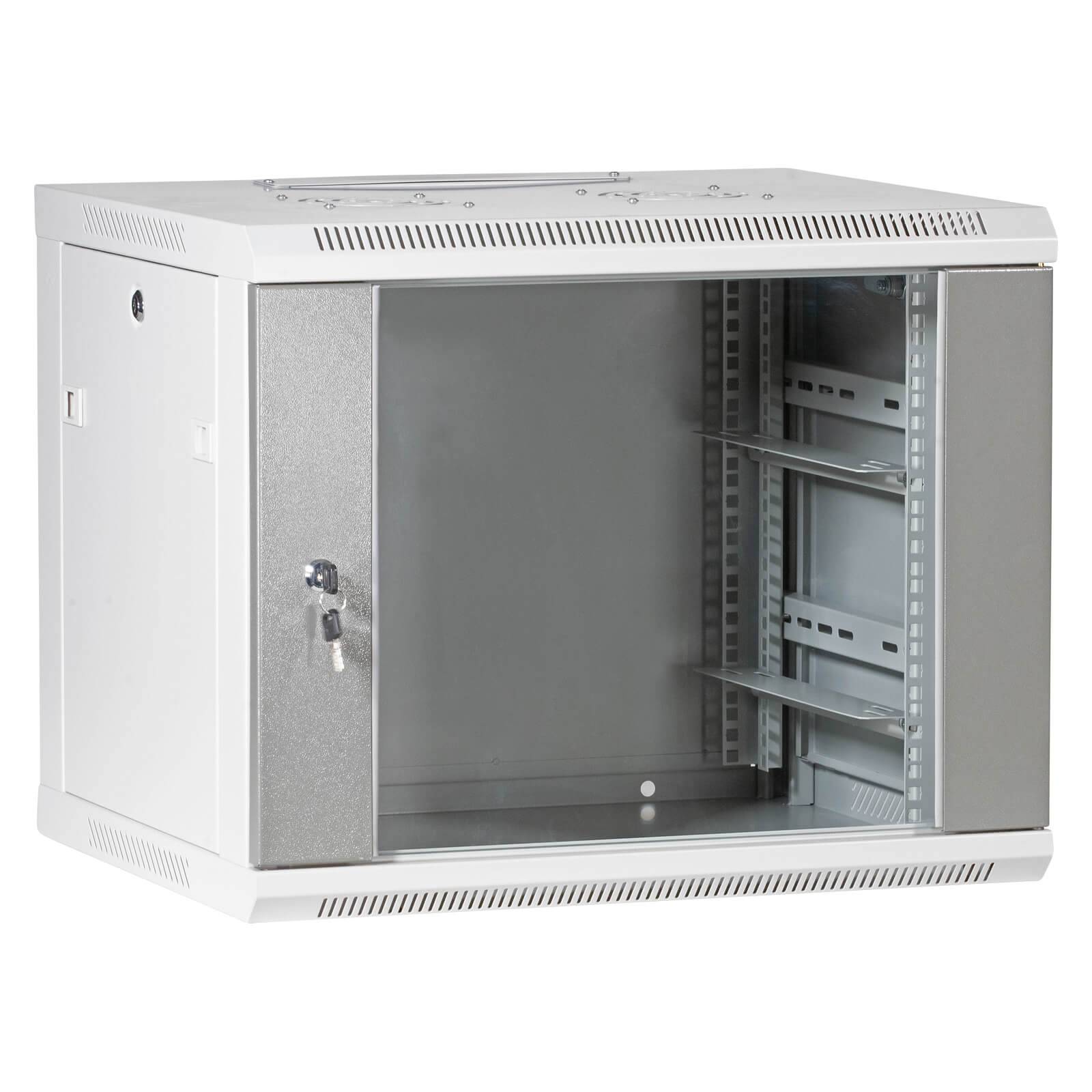 Ein an der Wand montierter Netzwerkschrank mit einer teilweise offenen Glastür, die interne Racks für Netzwerkgeräte zeigt.