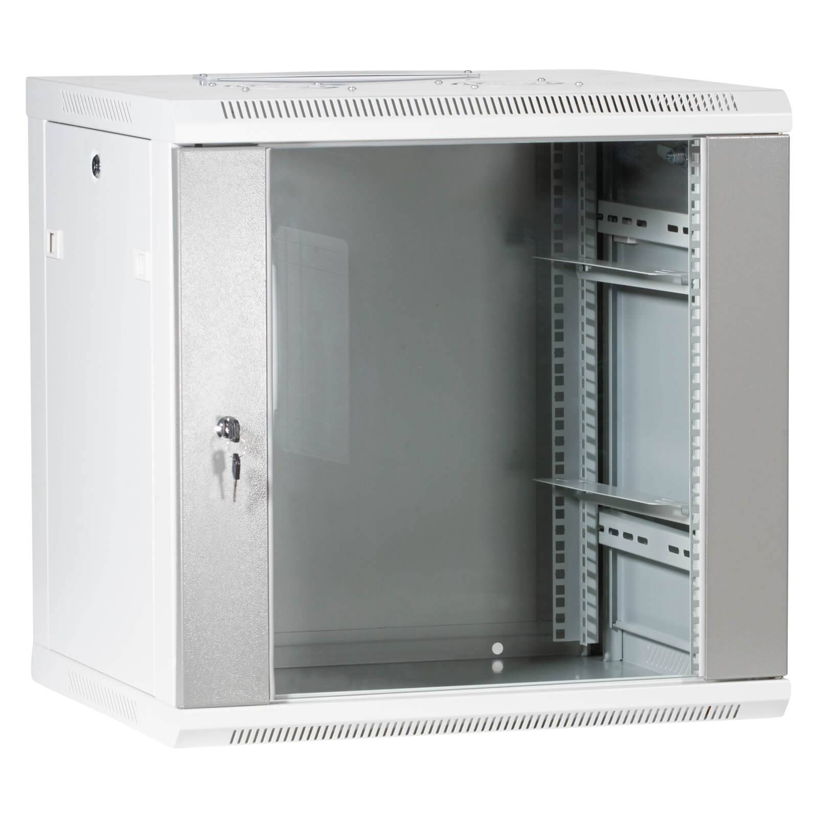 Ein kleiner, weißer, wandmontierter Serverschrank mit Glastür, Schlüsselverschluss und inneren Montageschienen, geeignet für Netzwerkausrüstung.