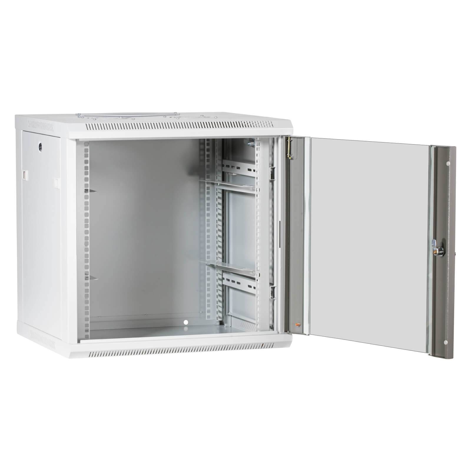 Wandmontierter Netzwerkschrank mit offener Fronttür, der leeren Innenraum und Metallregale zur Ausrüstungsinstallation zeigt.