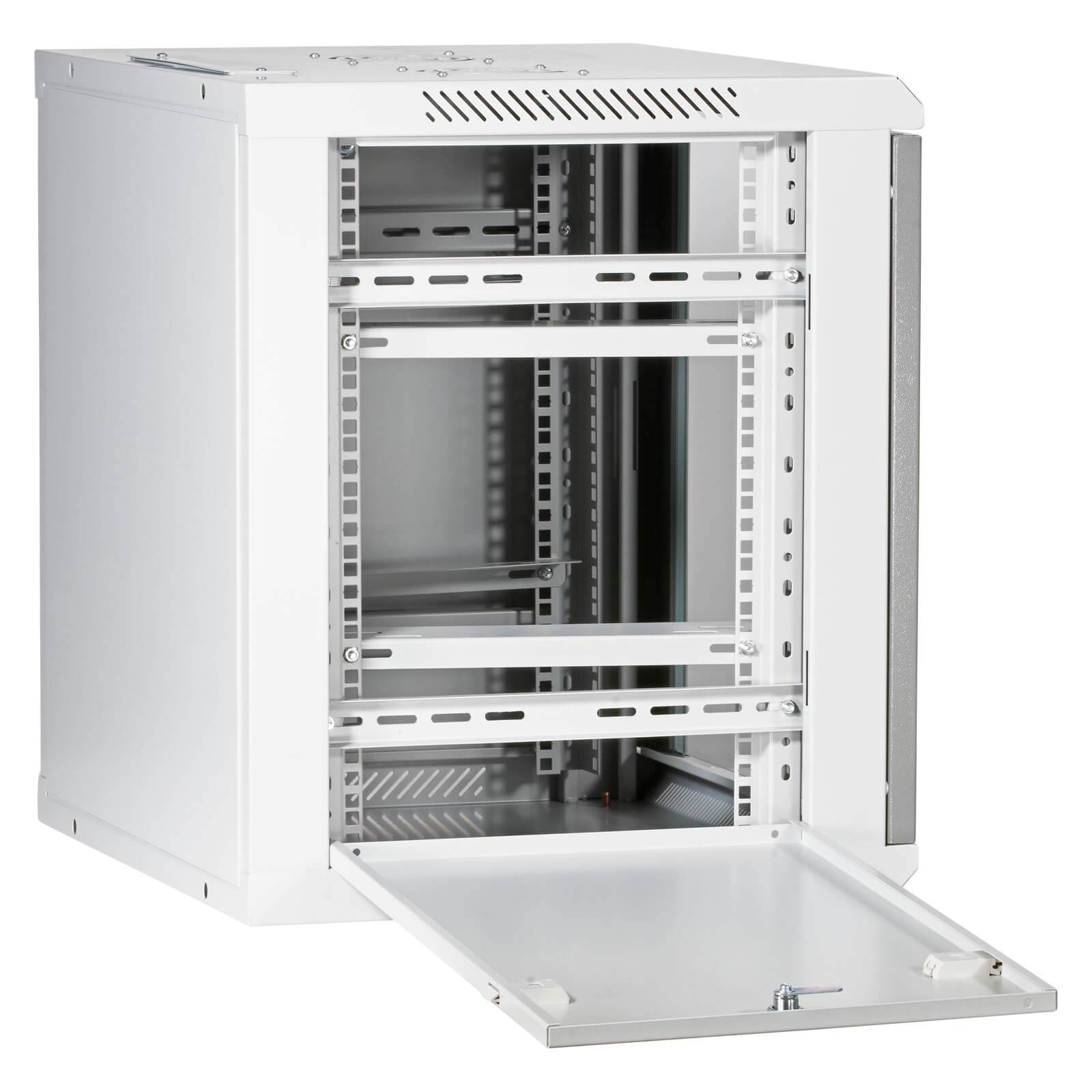 Ein weißer an der Wand montierter Netzwerk-Schrankkabinett mit offener Fronttür, die leere Regale und belüftete Seitenwände zur Ausrüstungslagerung zeigt.