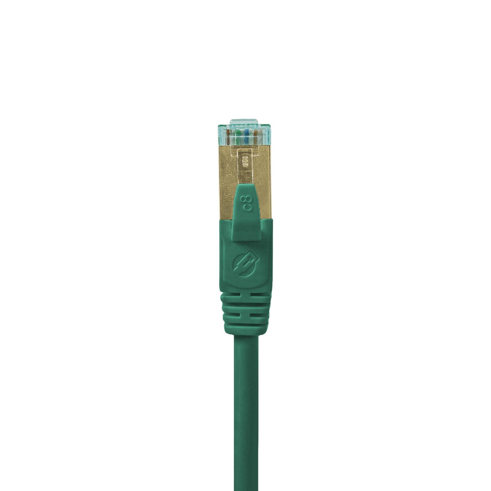 Ein grünes Ethernet-Kabel mit transparentem Stecker wird vor einem einfachen Hintergrund gezeigt.