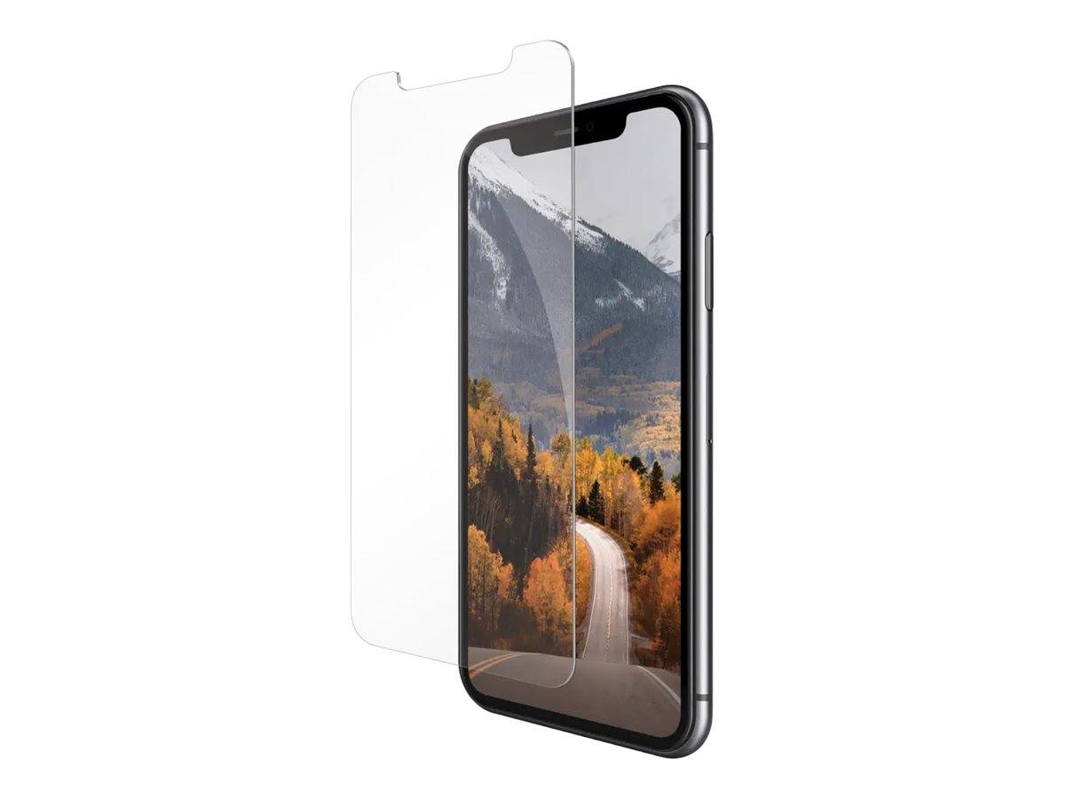 Ein Telefon, das eine malerische Herbststraße anzeigt, teilweise von einer klaren Displayschutzfolie bedeckt, das die Kompatibilität mit dem Gerät zeigt.