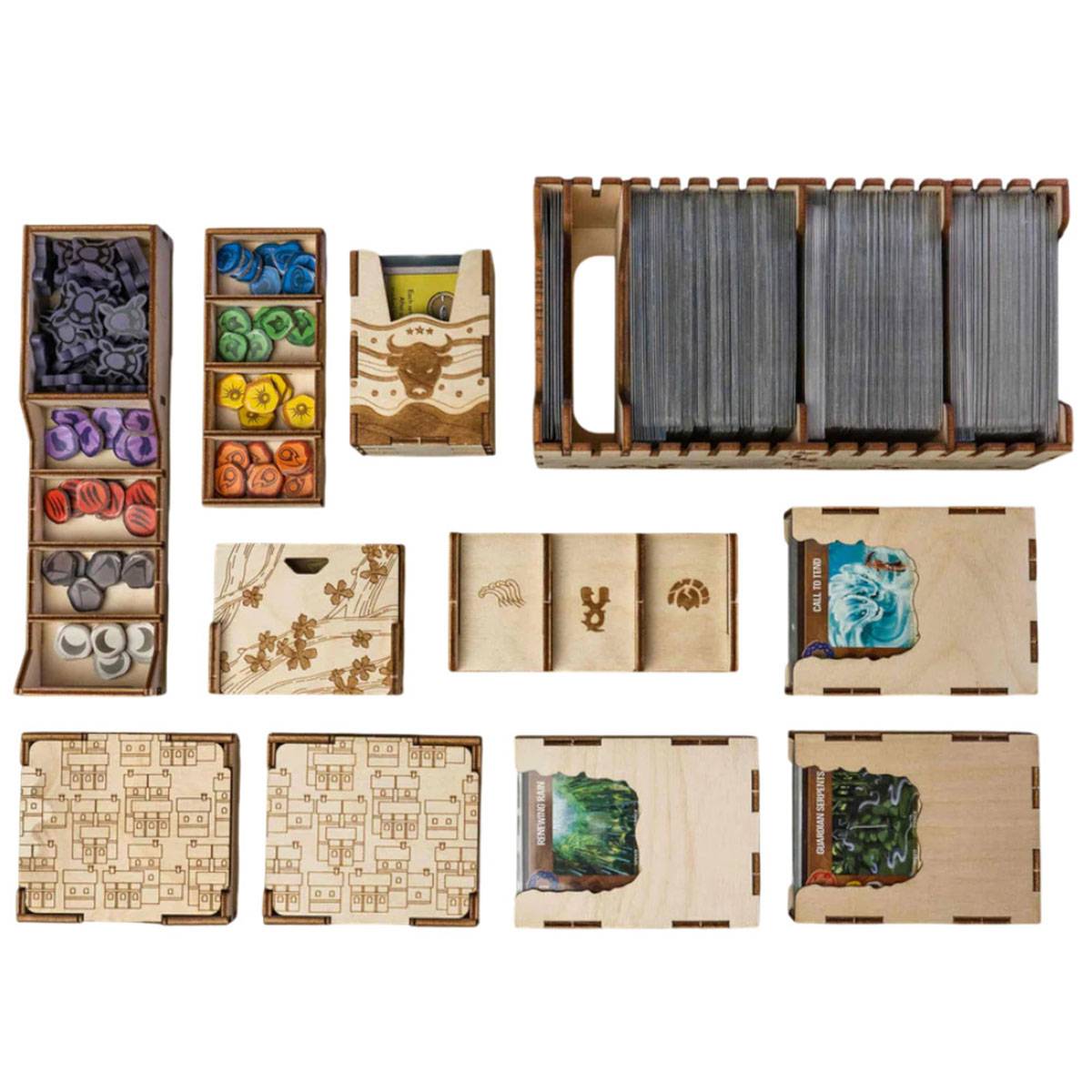 Satz für Brettspielorganizer auf Ausstellung präsentiert, mit separaten Fächern für Karten, Spielsteine und Plättchen, aus Holz gefertigt, ordentlich angeordnet.