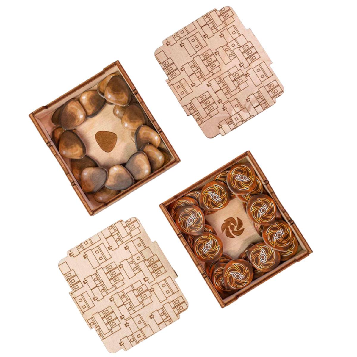 Schachteln mit assortiertem Pralinen-Sortiment sind geöffnet und zeigen verschiedene Designs, jeweils mit einem kunstvoll gemusterten Deckel daneben.