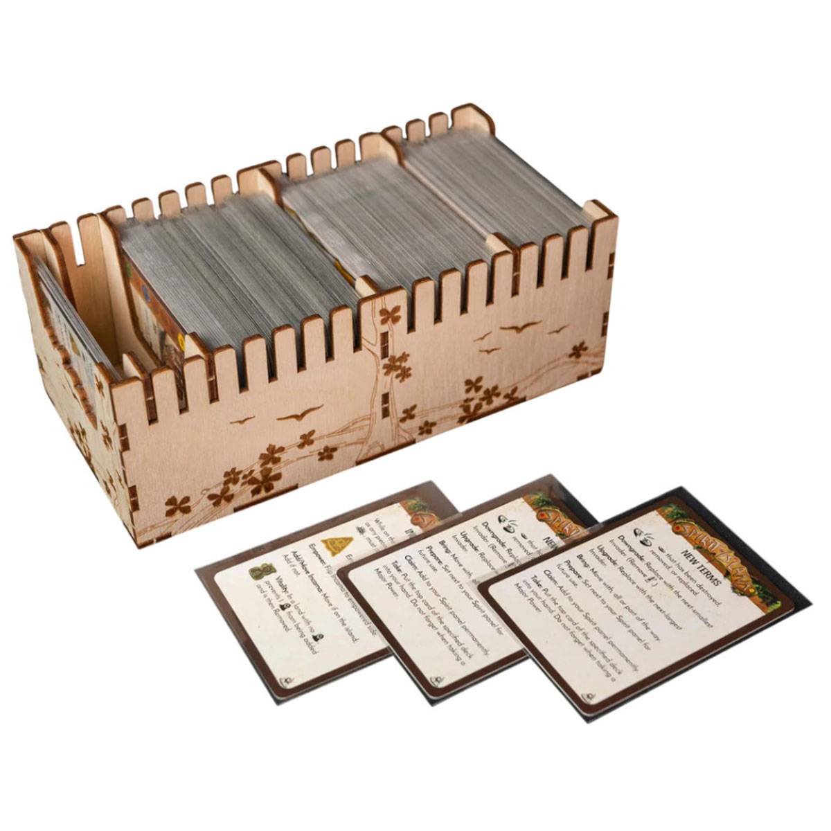 Eine Holzschachtel enthält mehrere Stapel von Spielkarten mit Blumenmuster auf der Schachtel. Drei separate Karten sind vorne angebracht und zeigen Spielanweisungen.