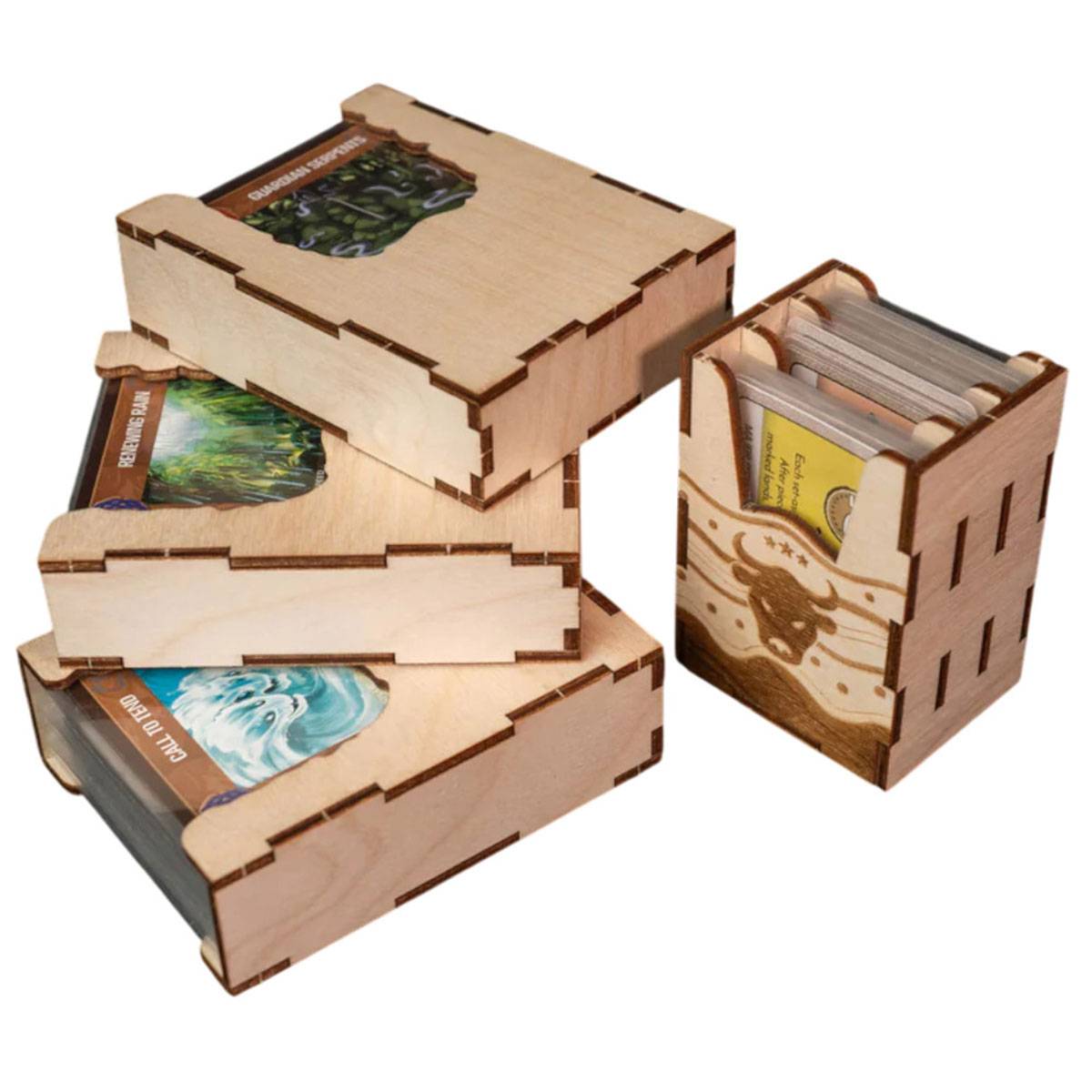 Holzkartenlagerungsboxen, die neben einem offenen Kartenhalter mit Karten gestapelt sind.