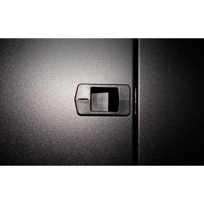 Ein offener, leerer Metallschrank mit Befestigungshalterungen im Inneren, konzipiert für elektrische oder Netzwerkgeräte, von vorne betrachtet.