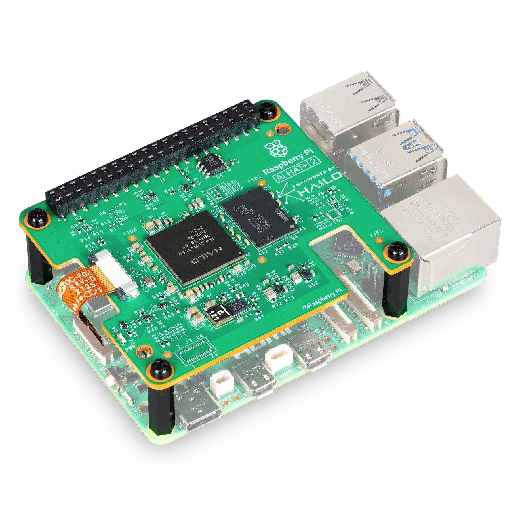 Ein grünes Raspberry Pi 4 Model B Board mit verschiedenen Anschlüssen und Komponenten, einschließlich USB- und Ethernet-Anschlüsse, GPIO-Pins und Chips.