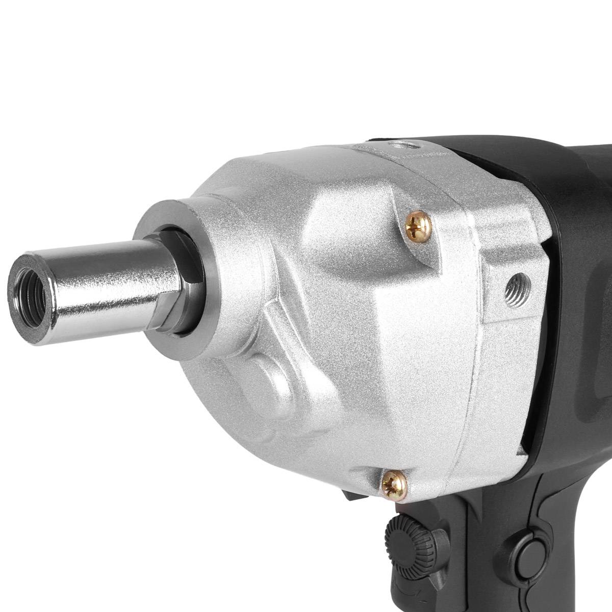 Eine Nahaufnahme eines metallischen pneumatischen Schlagschraubers mit schwarzem Griff, die seine silberne rotierende Buchse und den Bolzenjustiermechanismus zeigt.