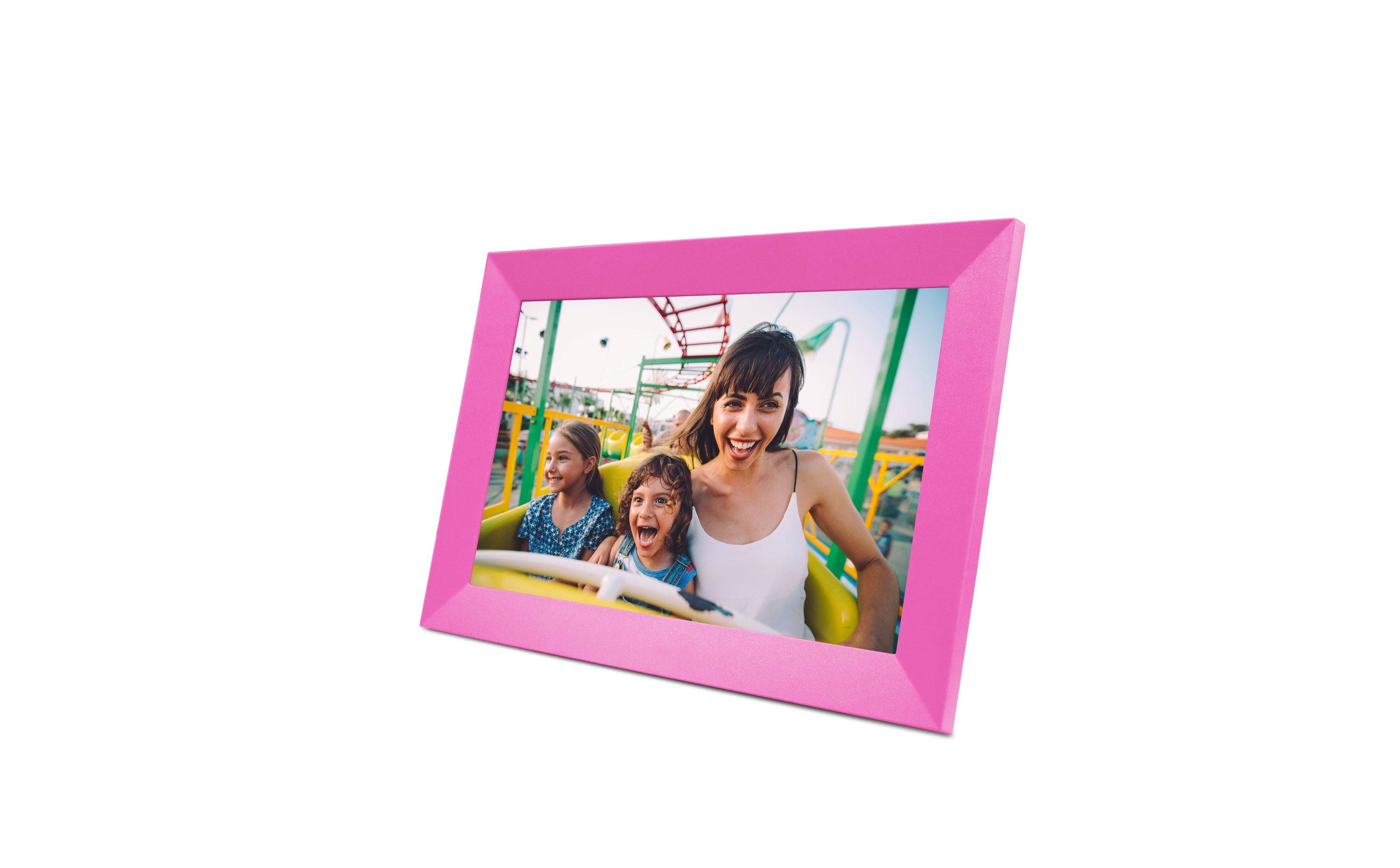 Eine Mutter und zwei Kinder lächelnd während der Fahrt in einer Achterbahn, umrahmt von einem leuchtend rosa Rahmen.