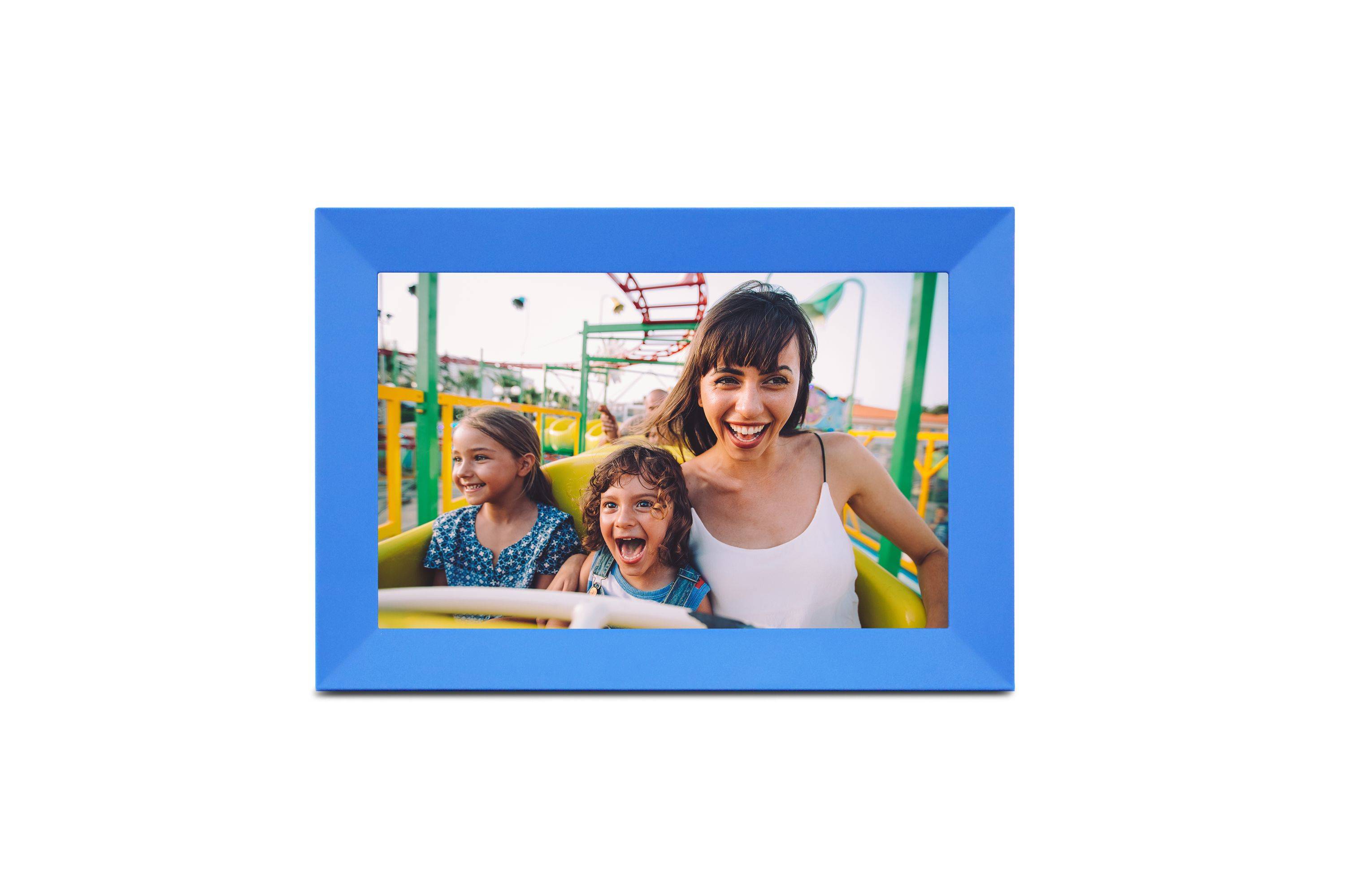 Eine Frau und zwei Kinder lächeln, während sie eine Achterbahn fahren und einen Moment voller Aufregung und Freude in einem Vergnügungspark einfangen.