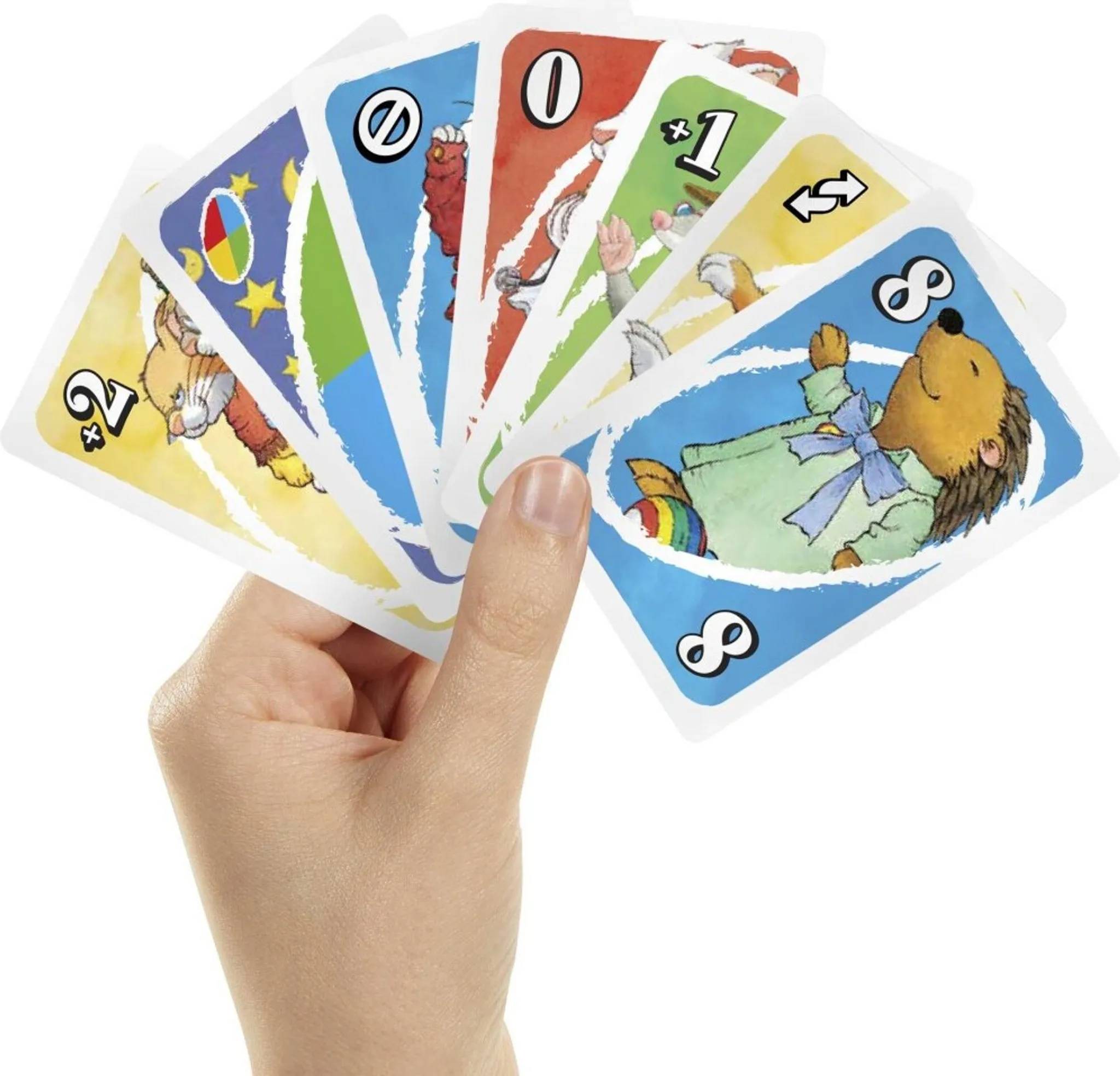 Eine Hand hält sechs farbenfrohe Spielkarten mit Zahlen von 0 bis 8 und verspielten Tierillustrationen, was darauf hindeutet, dass ein Spiel im Gange ist.