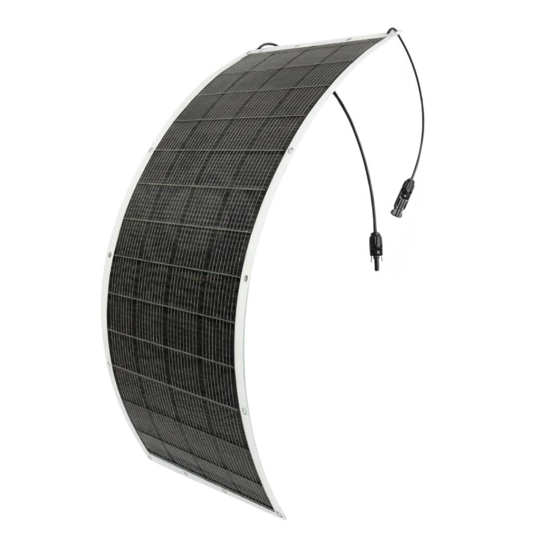 Ein flexibles Solarpanel, das in einem Halbkreis gekrümmt ist, mit verbundenen Drähten, die auf jeder Seite hängen, isoliert auf weißem Hintergrund.