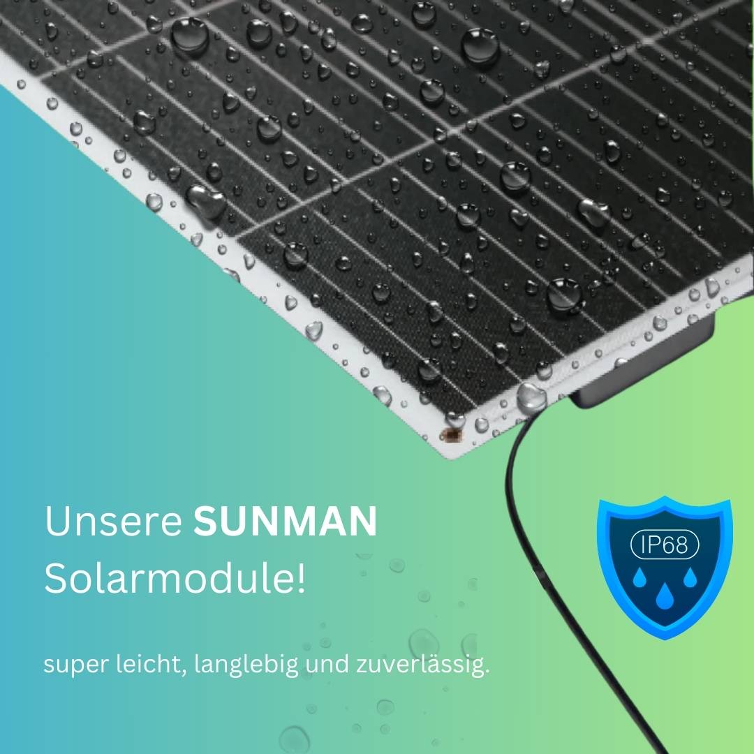 Ein Solarpanel mit Wassertropfen wird vor einem grün-blauen Farbverlauf gezeigt. Der Text lautet: „Unsere SUNMAN Solarmodule - super leicht, langlebig und zuverlässig.
