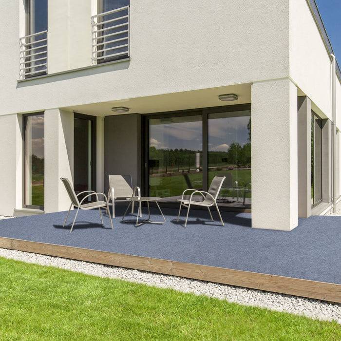 Ein schwarzer Computerlüfter, der auf einem quadratischen Kühlkörper montiert ist, mit vier sichtbaren Schrauben und einem Kabel mit farbigen Drähten.